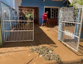 Casas ficam alagadas até o teto após temporal em Paracambi; cerca de 200 estão desalojados